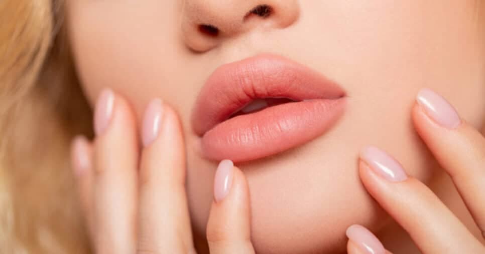 Sem preenchimento labial: 3 truques para aumentar os lábios