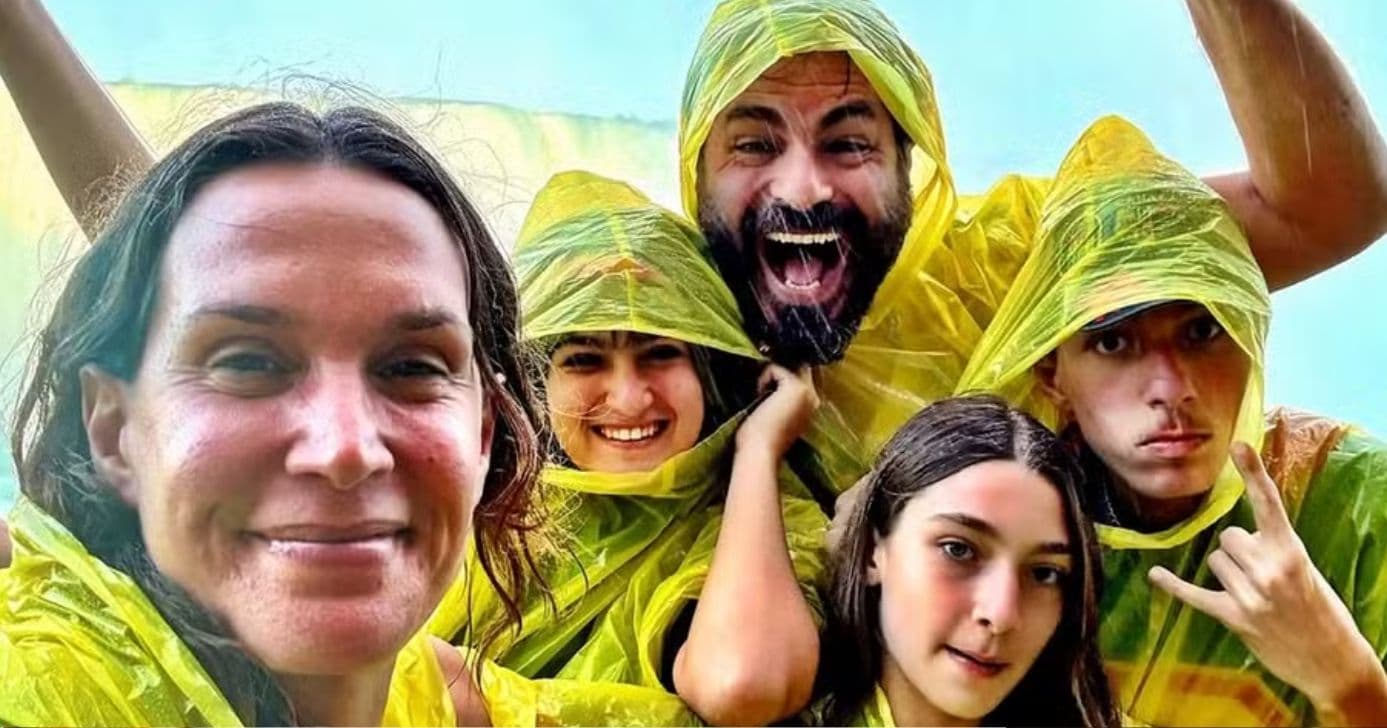Ator com a esposa, Vanessa Lóes, e os filhos (Foto: Reprodução / Instagram)