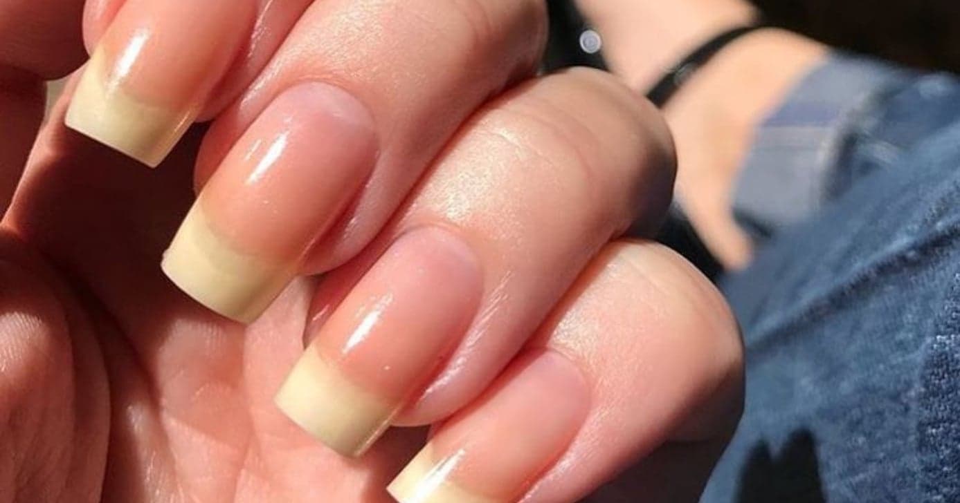 Adeus, unhas fracas e quebradiças: Faça você mesmo base fortalecedora para manter elas grandes