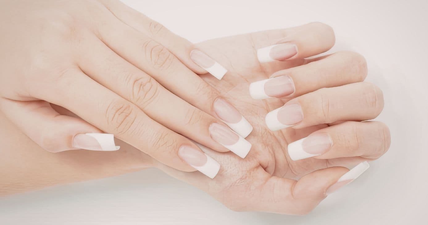 Unhas com francesinhas (Foto: Canva)