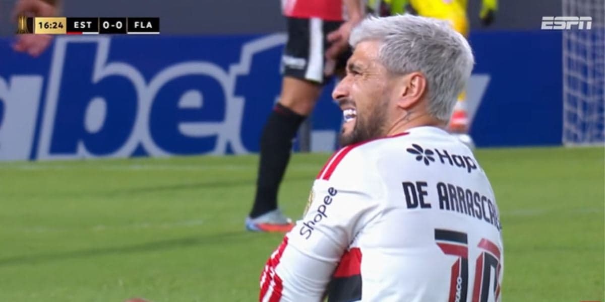 Arrascaeta fraturou a clavícula no jogo contra o Estudiantes (Reprodução: ESPN)