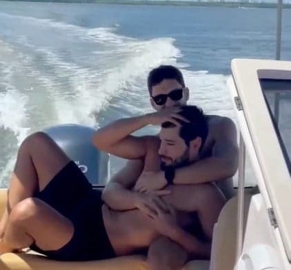Galã de novelas da Globo vive relação gay e surge aos beijos  (Foto: Reprodução / Instagram)