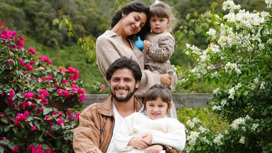 Bruno Gissoni ao lado das filhas e da esposa, Yanna Lavigne (Foto: Reprodução/ Internet)