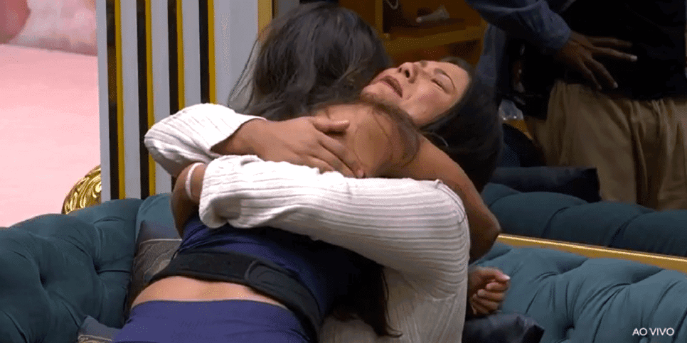 Chaiany e Gabi se abraçando após eliminação no BBB 26 (Foto: Reprodução/BBB 26/ TV Globo)