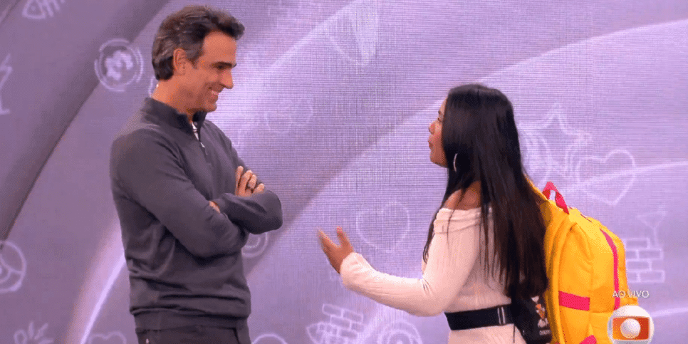 Tadeu ao lado de Chaiany após eliminação no BBB 26 (Foto: Reprodução/BBB 26/ TV Globo)