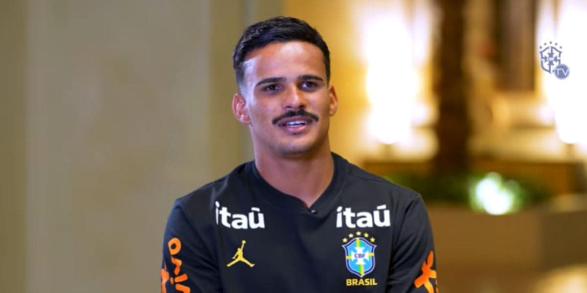 Kaiki vestiu a camisa da seleção brasileira recentemente (Reprodução: CBF TV / Youtube)