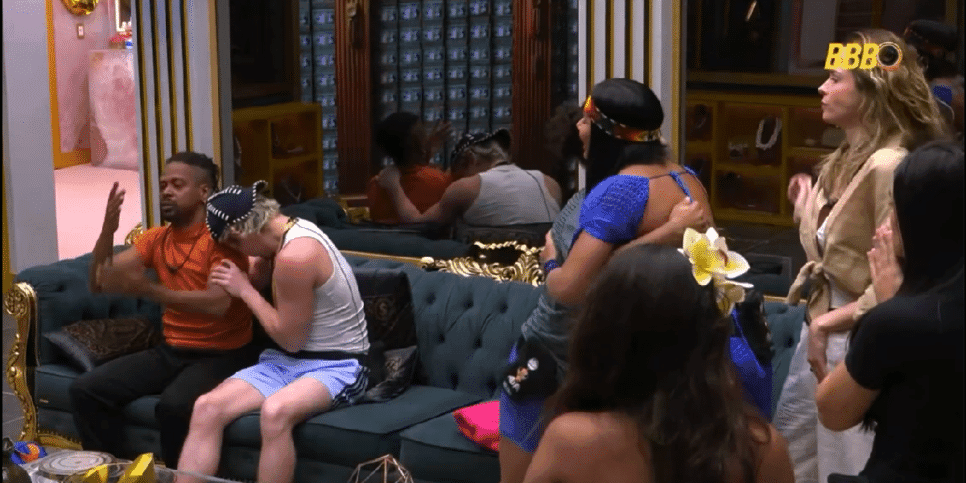 Milena abraçando Marciele (Foto: Reprodução/ BBB 26)