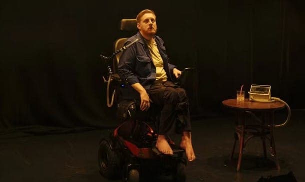 Michael Patrick em cena no teatro (Foto: Reprodução / Instagram)