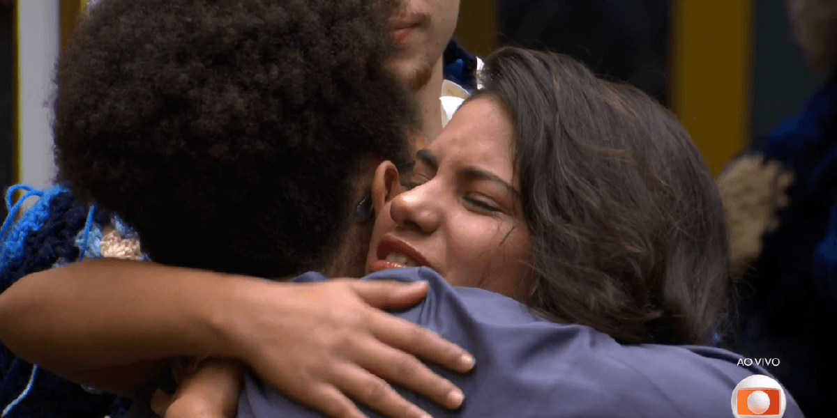 Milena e Gabi se abraçando (Foto: Reprodução/ Globo)