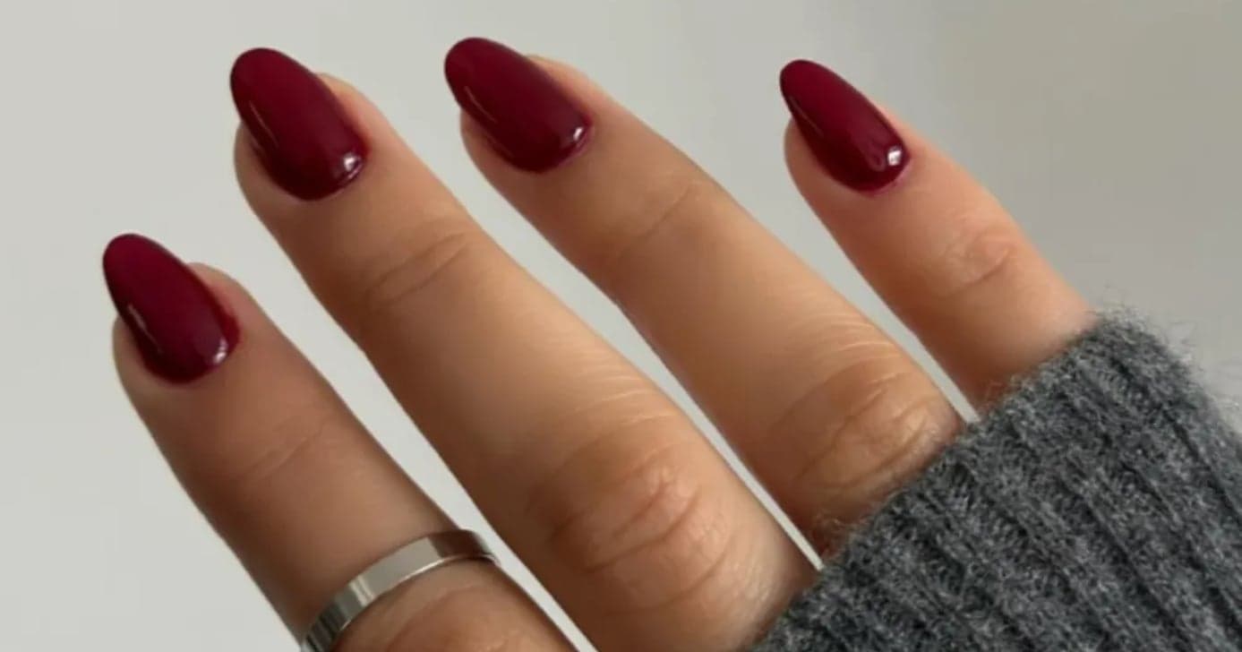 Fora do óbvio: 5 cores de esmalte sofisticadas que estão bombando em maio e vão dominar o inverno