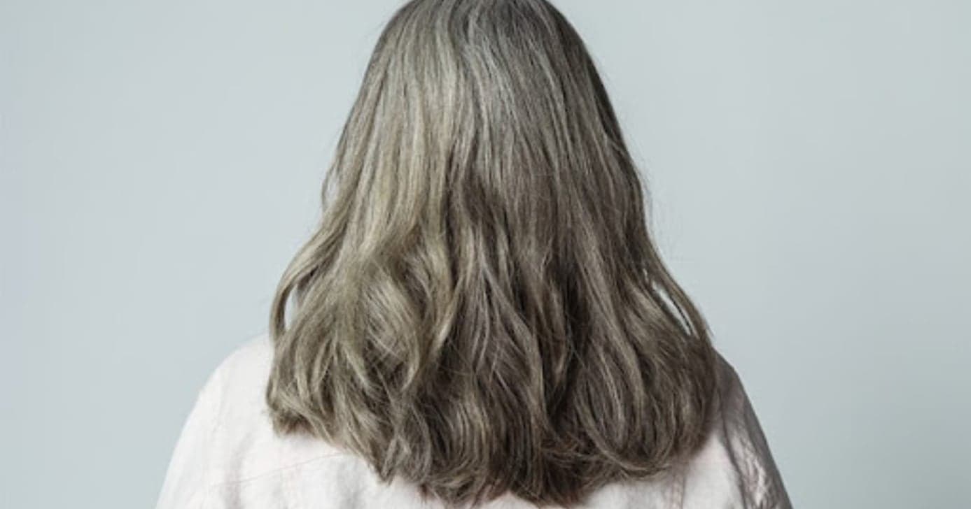 Assuma o grisalho: 3 dicas definitivas para manter o cabelo impecável, brilhando e livre de tintas