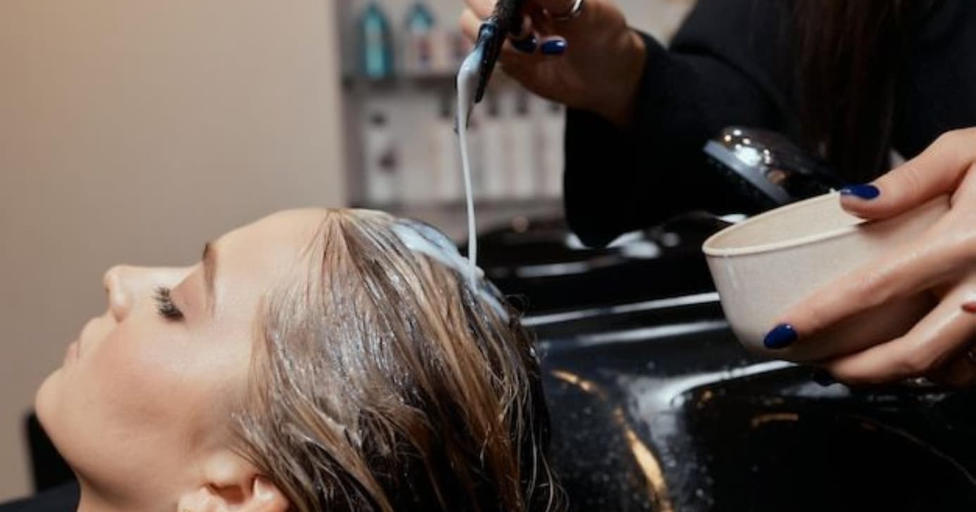 Tchau, salão: Como fazer hidratação caseira intensa que dá fim ao frizz do cabelo