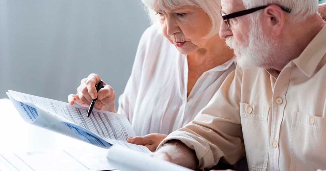 Conta de luz, IPVA e mais: Lista de idosos acima dos 60 anos estão livres de 3 dívidas