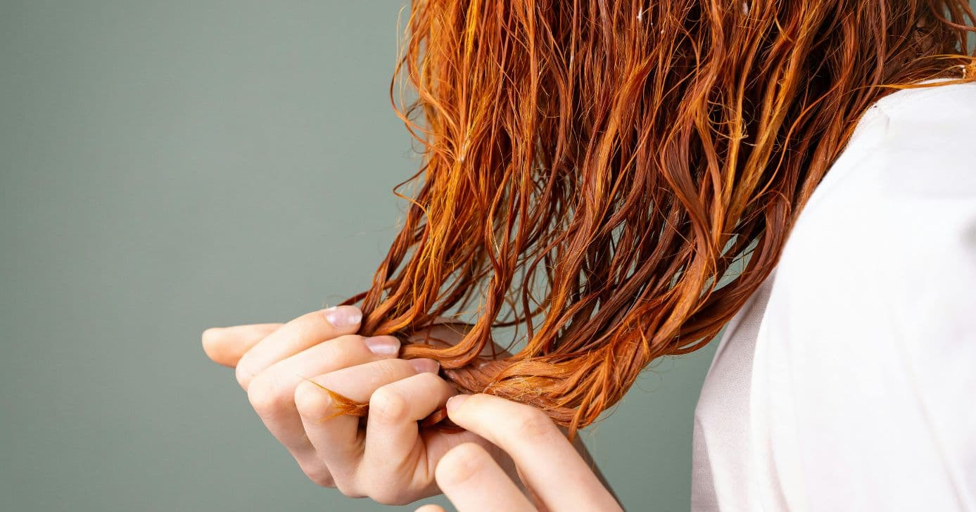 Ilustração mulher passando condicionador no cabelo (Foto: Canva)