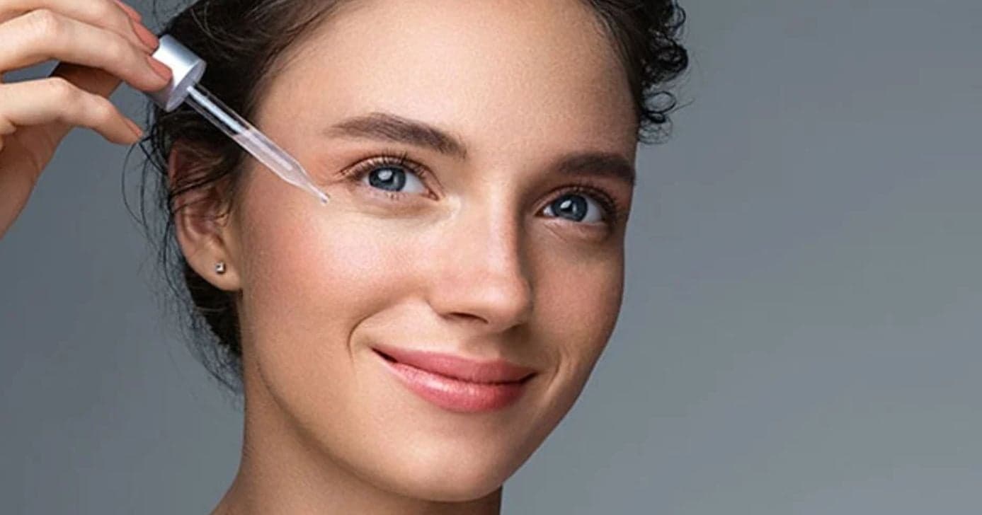 Ilustração mulher passando sérum (Foto: L'Oréal Paris) 