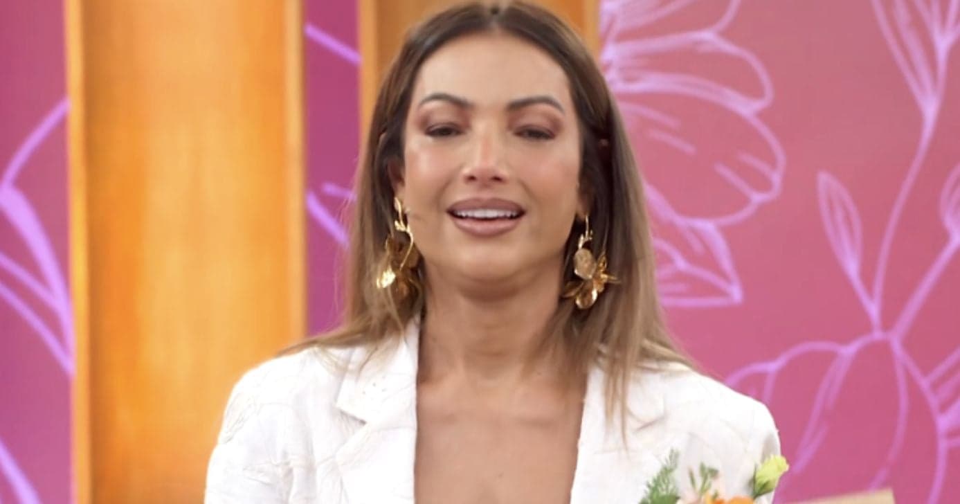 Patrícia Poeta é interrompida no Encontro e cai no choro ao receber recado ao vivo: "Você me pegou"