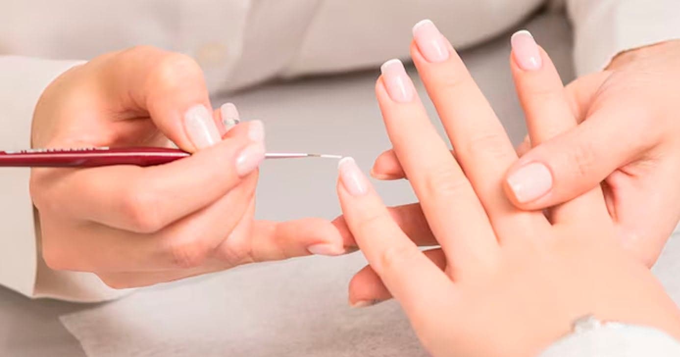 Preparando as unhas (Foto: Reprodução)