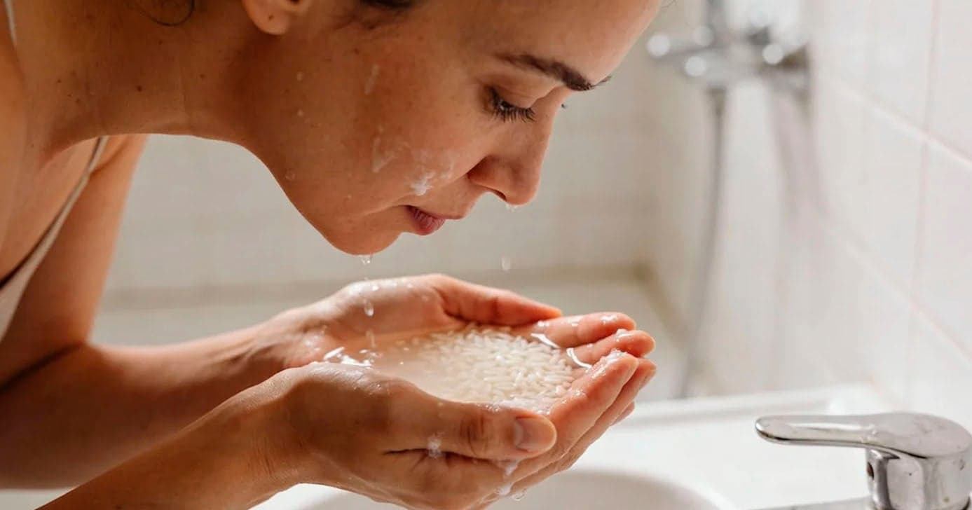 Usando água de arroz na pele (Foto: Reprodução)