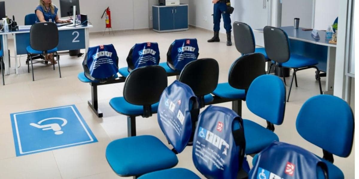 Cadeiras exclusiva para idosos nos bancos (Reprodução: Divulgação)