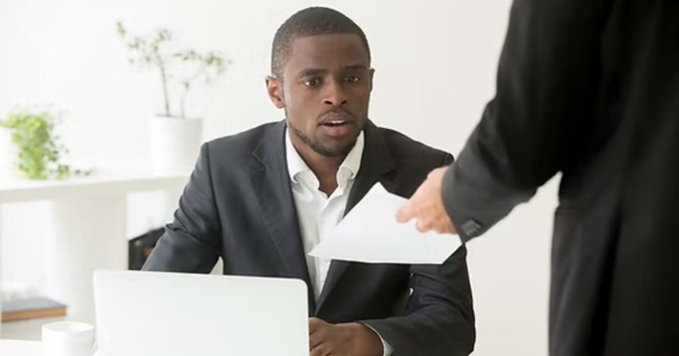 Qual o valor da rescisão de um trabalhador que ganha R$ 2000 e é demitido após 4 anos?