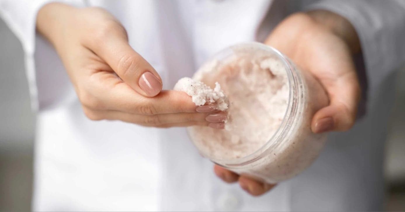 Rejuvenesce em casa: 3 esfoliantes naturais feitos em casa para limpar o rosto