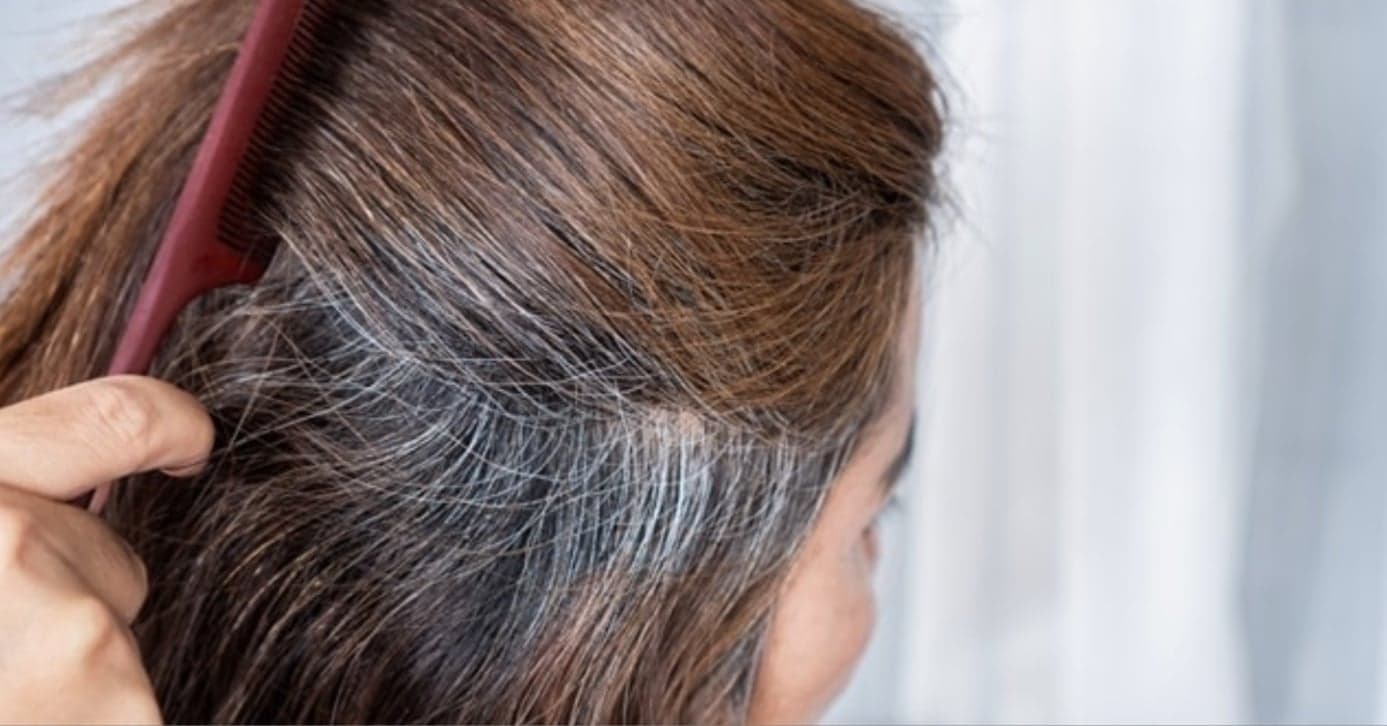 Dos 50 aos 30: Único ingrediente escurece os fios naturalmente e rejuvenesce