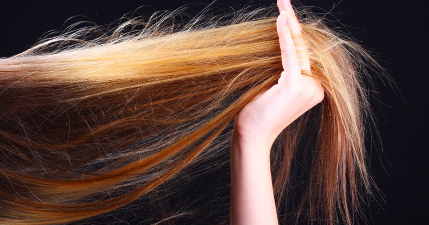 Cabelo liso e sem frizz: Segredo caseiro deixa fios mais lisos em 5 passos sem química