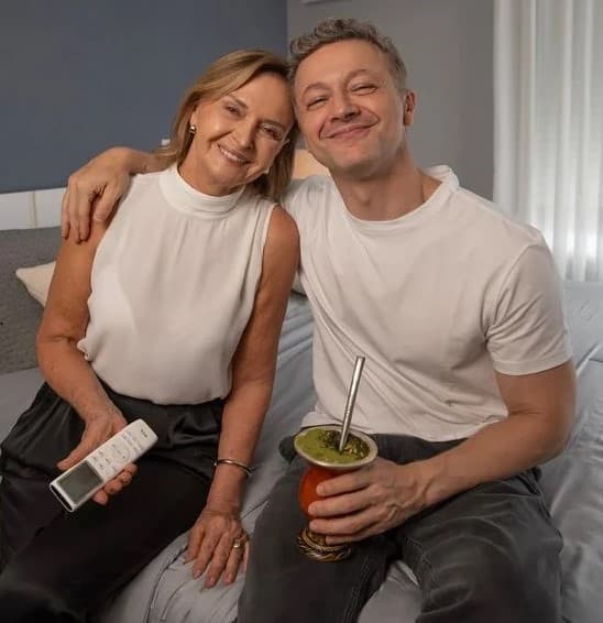 Lucas Lima ao lado da mãe, Lorena Lima (Foto: Reprodução / Instagram)