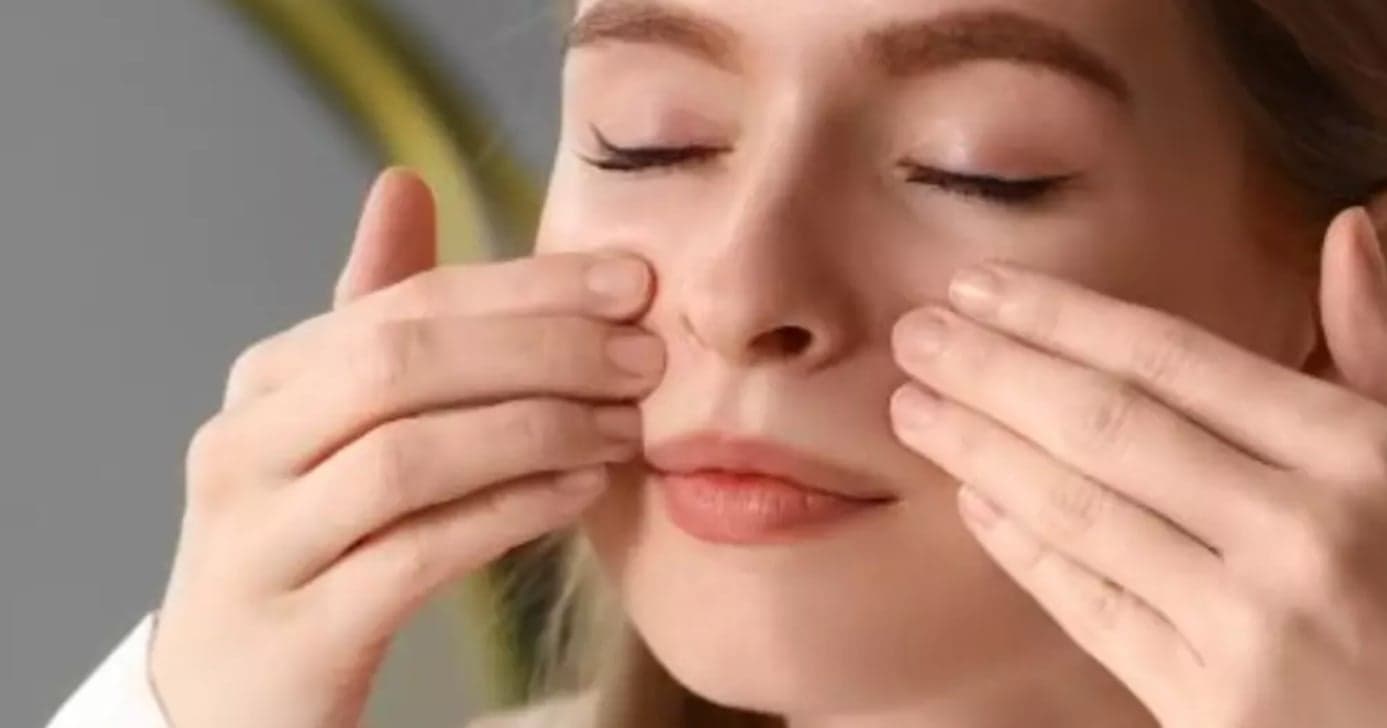Drenagem Linfática Facial: Como fazer massagem de 5 minutos pela manhã para desinchar o rosto