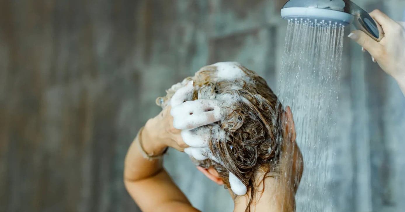 Nada de agressão química: Shampoo natural ajuda a escurecer os fios brancos já na primeira lavagem