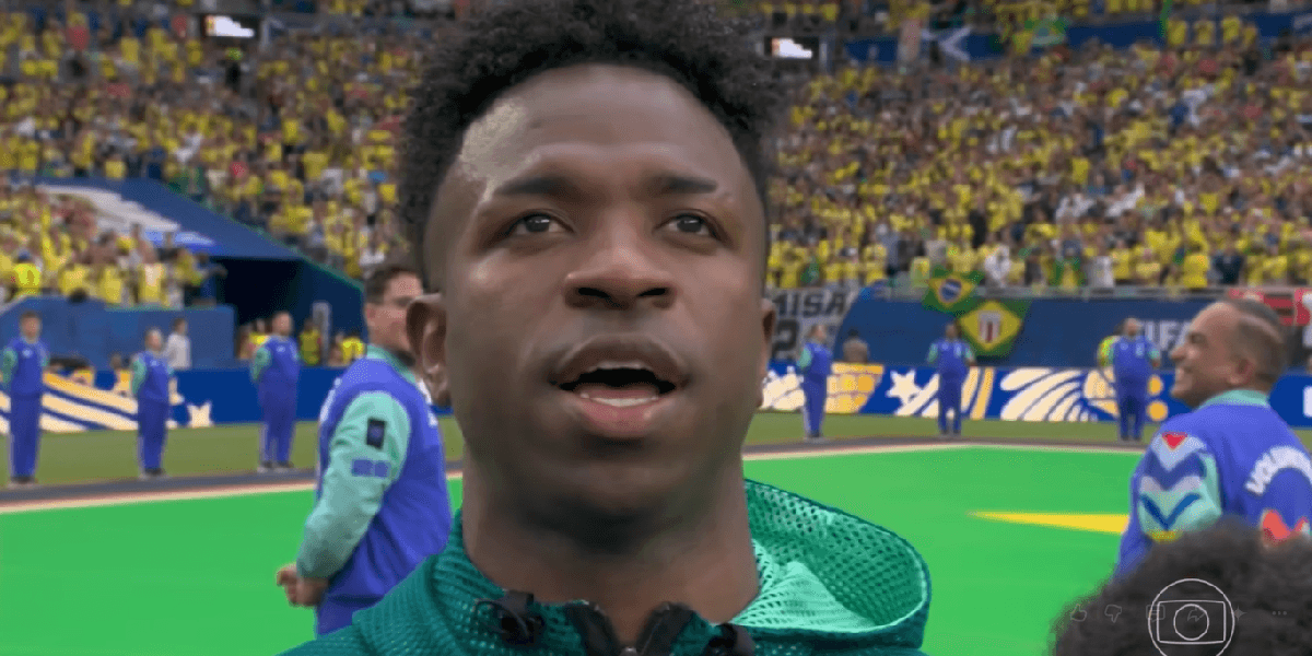 Vini Jr cantando hino na Copa (Foto: Reprodução/ YouTube/ Globo)
