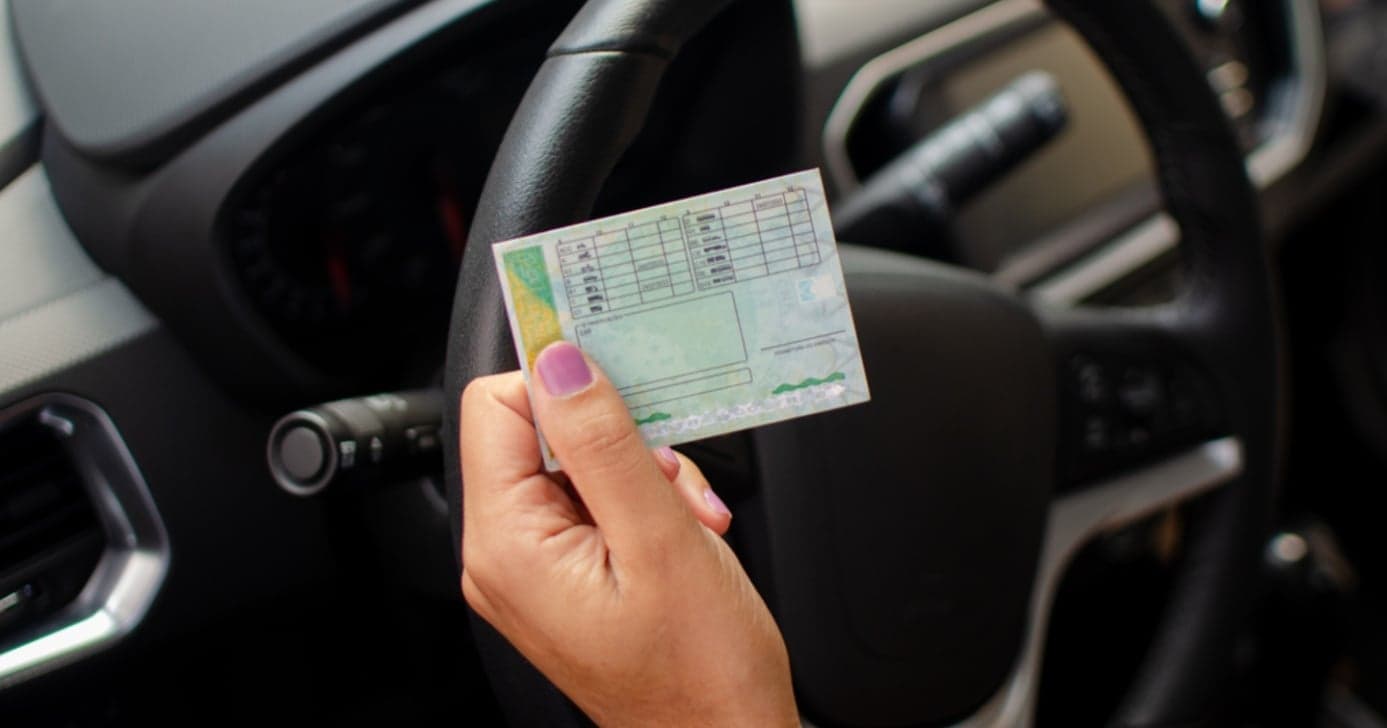 Perda do veículo, multa e suspensão da CNH: Motoristas estão proibidos de fazerem isso no carro