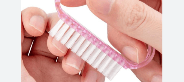 Tirando cutículas das unhas com escovinha - Foto: Internet
