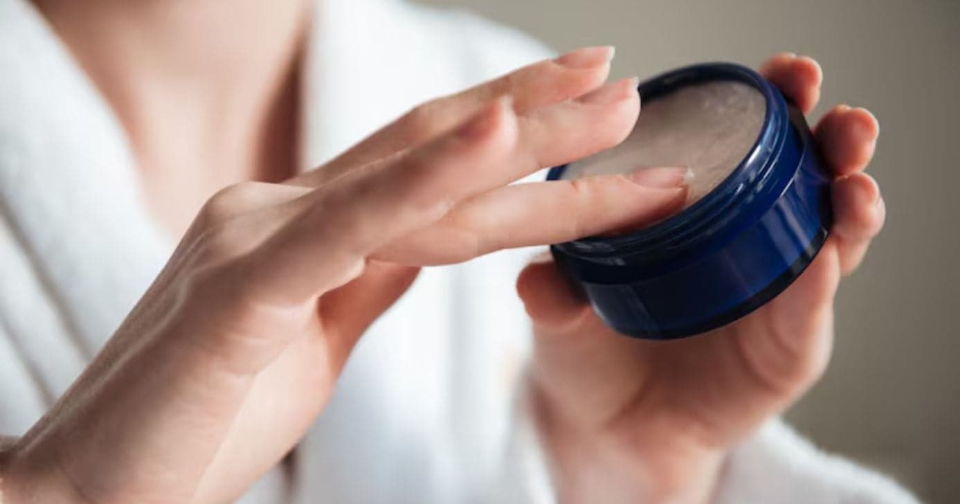 Unhas, sobrancelhas e perfume: Quase ninguém sabe como usar a vaselina além da hidratação