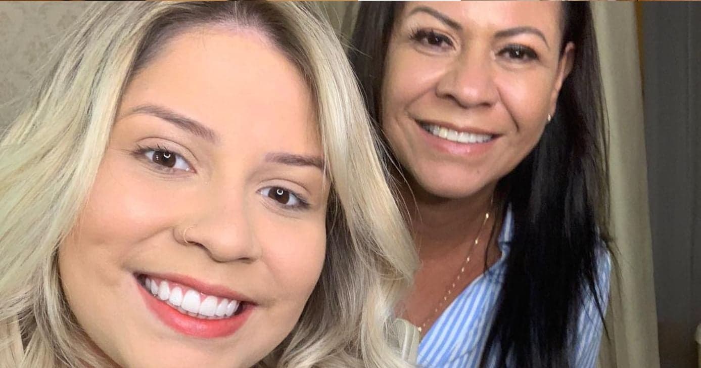 Mãe de Marília Mendonça encontra com sósias da filha, esclarece polêmicas e fala de respeito: "Eu estou…"