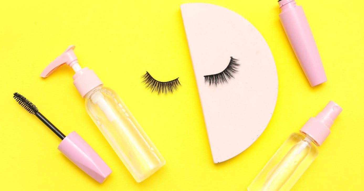 Produtos para colar cílios postiços (Foto: Canva)