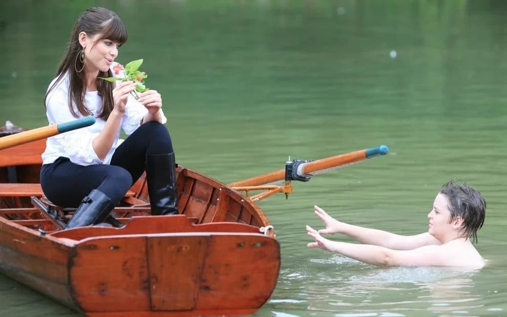Sílvia (Alinne Moraes) e Renato (Gabriel Sequeira) em cena clássica da novela Duas Caras (Foto: Reprodução/ Globo)