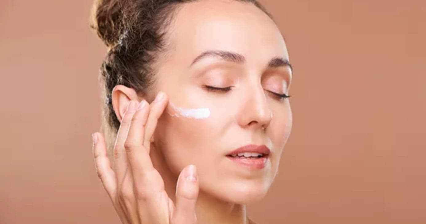 Menos R$ 50: O creme antirrugas potente para usar aos 40+