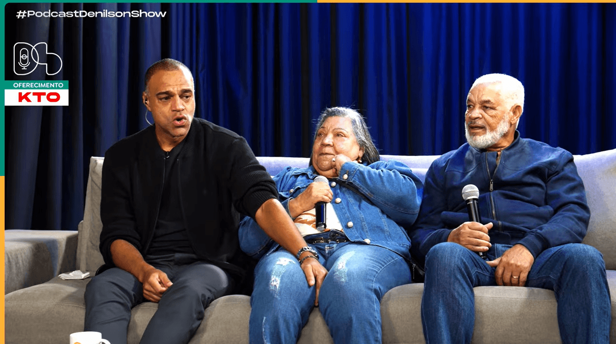 Denílson emocionado (Foto: Reprodução / YouTube)
