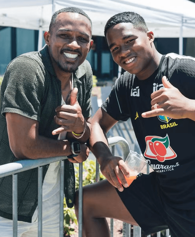 Endrick com o pai, Douglas Sousa, durante treino da Seleção (Foto: Reprodução / Instagram)
Endrick com o pai, Douglas Sousa, durante treino da Seleção (Foto: Reprodução / Instagram)