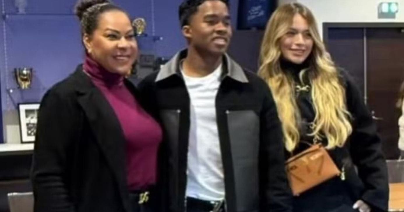 Endrick com a mãe e Gabriely quando assinou com o Lyon (Foto: Reprodução/ Instagram) Endrick com a mãe e Gabriely quando assinou com o Lyon (Foto: Reprodução/ Instagram)