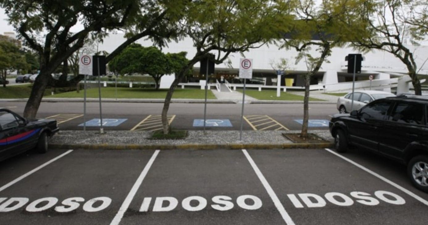 Tarcísio já sabe: Cidade em SP livra idosos 60+ do pagamento em estacionamentos