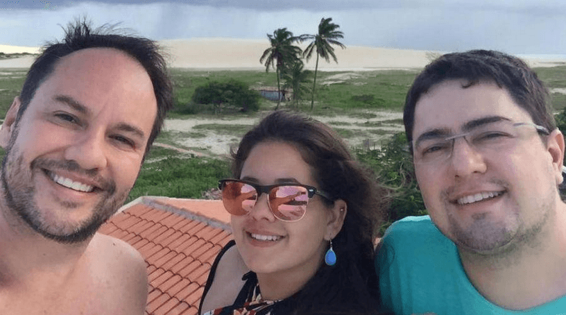 Karol Lannes com os pais (Foto: Reprodução / Instagram)
