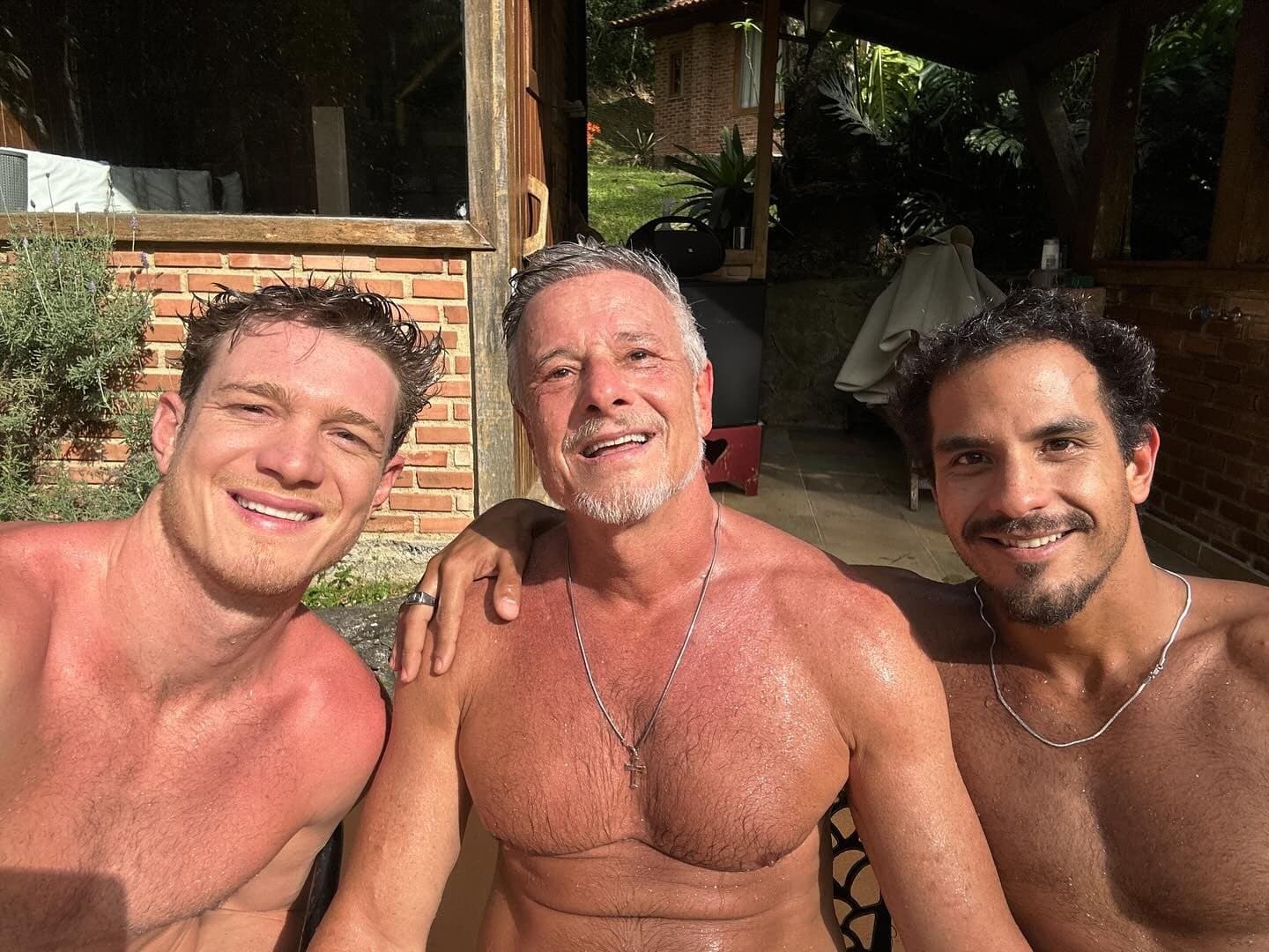 Marcello Novaes ao lado dos filhos (Foto: Reprodução/ Instagram)