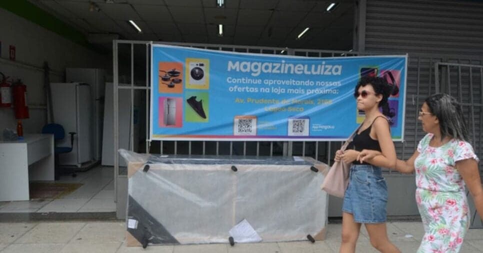Banner posicionado na frete da loja direciona os clientes para a unidade localizada na avenida Prudente de Morais (Foto: Magnus Nascimento) Banner posicionado na frete da loja direciona os clientes para a unidade localizada na avenida Prudente de Morais (Foto: Magnus Nascimento)