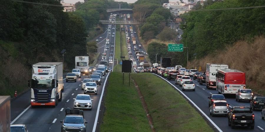 Rodovia Washington Luis (SP-310) fica congestionada de veículos nos horários de pico nos trechos urbanos (Foto Reprodução/Diário da Região) Rodovia Washington Luis (SP-310) fica congestionada de veículos nos horários de pico nos trechos urbanos (Foto Reprodução/Diário da Região)