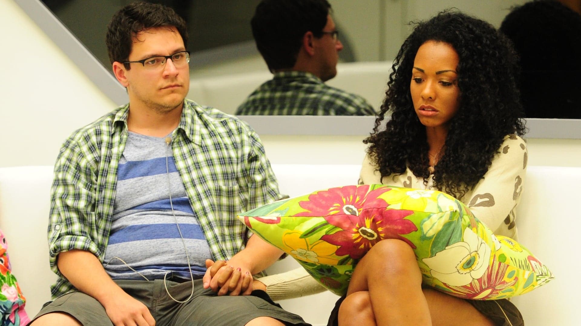13jan2013---ivan-e-aline-dao-as-maos-depois-de-serem-indicados-ao-primeiro-paredao-do-bbb13-1358203758547_1920x1080 13jan2013---ivan-e-aline-dao-as-maos-depois-de-serem-indicados-ao-primeiro-paredao-do-bbb13-1358203758547_1920x1080
