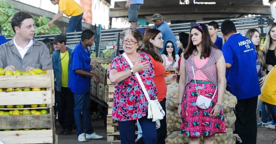 7mar2013---no-ceagesp-maior-mercado-de-frutas-e-verduras-de-sao-paulo-as-atrizes-angela-leal-dona-xepa-e-bia-montez-matilda-gravam-a-primeira-cena-de-dona-xepa-1362777861230_956x500 7mar2013---no-ceagesp-maior-mercado-de-frutas-e-verduras-de-sao-paulo-as-atrizes-angela-leal-dona-xepa-e-bia-montez-matilda-gravam-a-primeira-cena-de-dona-xepa-1362777861230_956x500