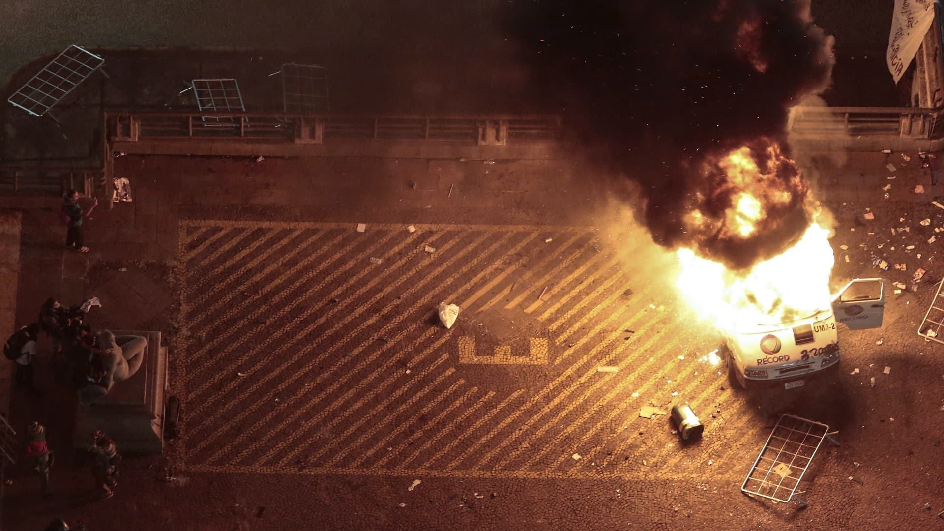 veiculo-da-tv-record-e-incendiado-por-manifestantes-durante-protesto-nas-imediacoes-da-sede-da-prefeitura-de-sao-paulo-1371599215102_1920x1080 veiculo-da-tv-record-e-incendiado-por-manifestantes-durante-protesto-nas-imediacoes-da-sede-da-prefeitura-de-sao-paulo-1371599215102_1920x1080
