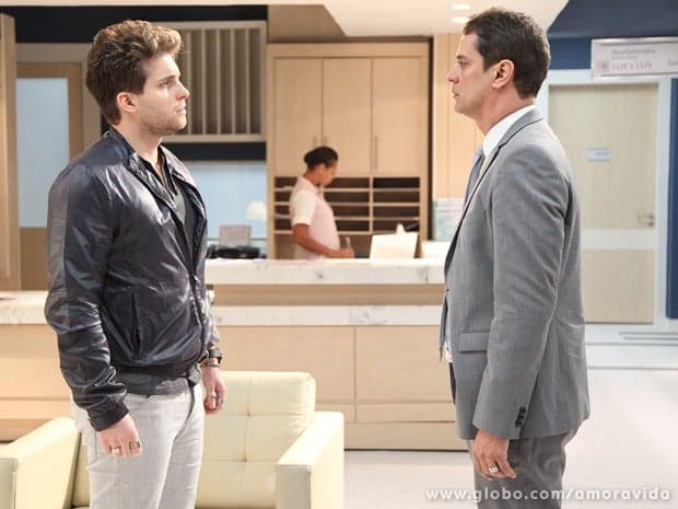 Niko vai até o hospital fazer pedido para Eron Niko vai até o hospital fazer pedido para Eron